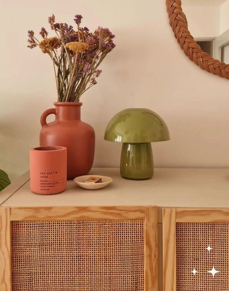 Salon dans le style French Riviera — palette ocre-terre, lin écru, mobilier méditerranéen